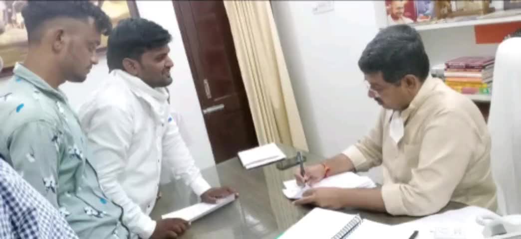 सोजत: रायरा निवासी NSUI प्रदेश सचिव अर्जुन सिसोदिया ने उच्च शिक्षा मंत्री भवर सिंह भाटी से की मुलाकात #nsui #शिक्षा_मंत्री