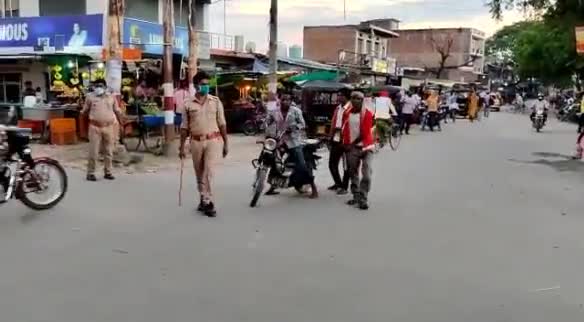 ज्ञानपुर: जनीगंज बाजार में सीतामढ़ी मार्ग पर पुलिस ने चलाया चेकिंग अभियान, कई चालकों के काटे चालान #चेकिंग_अभियान