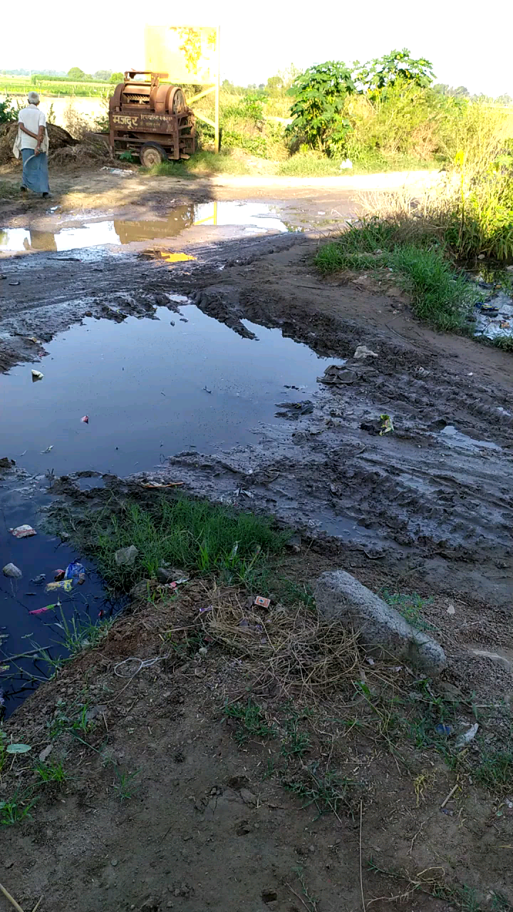 कन्नौज: जिला! कन्नौज के ग्राम पंचायत चियासर के गांव मधवापुर संयुक्ता मार्ग रोड का बुरा हाल है #﻿स्वच्छ भारत मिशन #covd19
