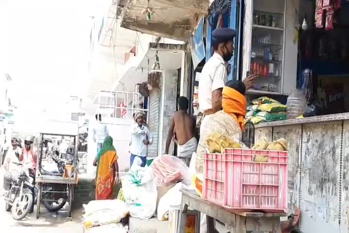 बांके बाज़ार: बांकेबाजार पुलिस ने मुख्य बाजार का किया भ्रमण, लोगों से की सोशल डिस्टेंसिंग का पालन करने की अपील #सोशल_डिस्टेंस #पुलिस