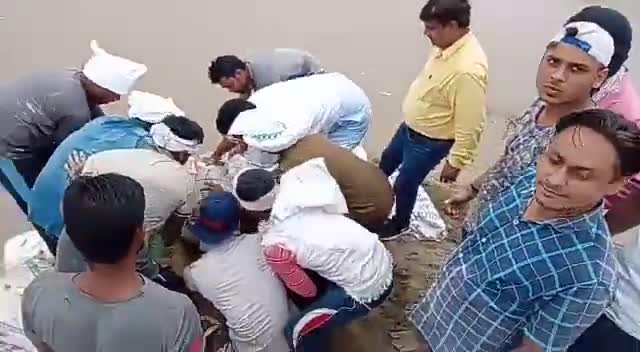 गंगा कटान रोकने को हस्तिनापुर ब्लॉक से संबद्ध मनरेगा मजदूरों के साथ कारसेवा करते हुए। #HimanshuSiddharth #Hastinapur