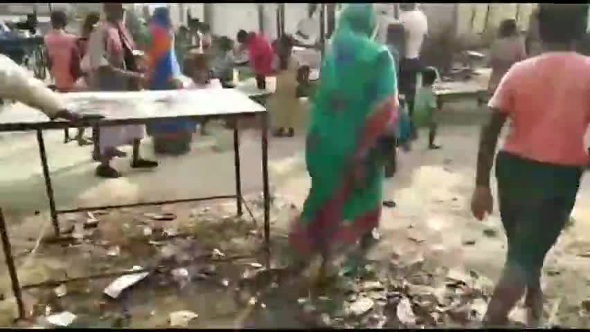 घोड़ासहन: घोड़ासहन के बाजारों में लॉकडाउन का नहीं हो रहा है पालन, सोशल डिस्टेंसिंग की उड़ रही हैं धज्जियां #उल्लंघन