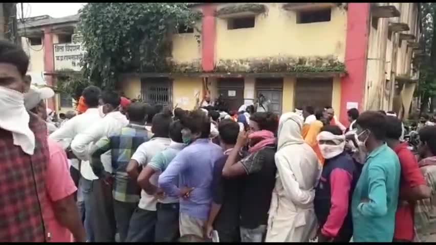 सिविल लाइन के खाद बिक्री केंद्र में किसानों की भारी भीड़, सोशल डिस्टेंसिंग की उड़ रही हैं धज्जियां #सोशल_डिस्टेंस #उल्लंघन