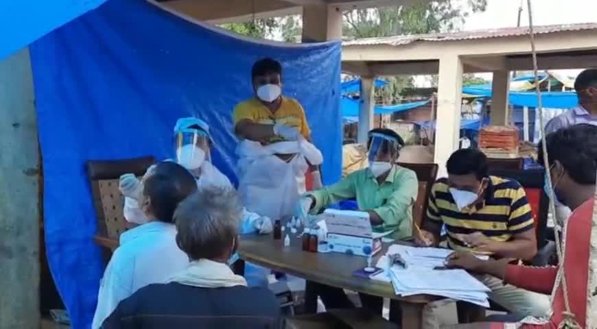गढ़वा: गढ़वा कृषि बाजार समिति के प्रांगण में सभी दुकानदारो एवं ग्राहकों का किया गया कोरोना टेस्ट #कोरोना #टेस्ट