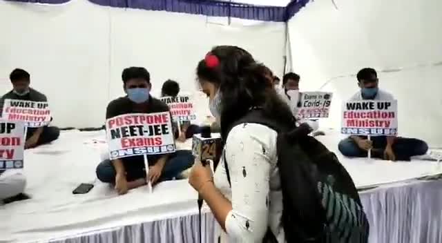 #neet_jee को लेकर NSUIDelhi के छात्र कर रहे हैं भूख हड़ताल"जब तक परीक्षाएं स्थगित नहीं होगी तब तक सत्याग्रह चलता रहेगा।