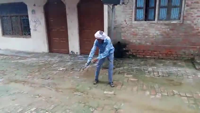 मुहम्मदाबाद गोहना: बनियापार ग्राम सभा के प्रधान नन्हे लाल पाल ने अपनी ग्राम सभा में ब्लीचिंग पाउडर का कराया छिड़काव #ग्राम_प्रधान