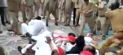 #NEET_JEE की परीक्षा को स्थागित करने उतरे समाजवादी पार्टी के कार्यकर्ताओं पर बर्बतापूर्ण तरीके से लाठियां बरसाई गई