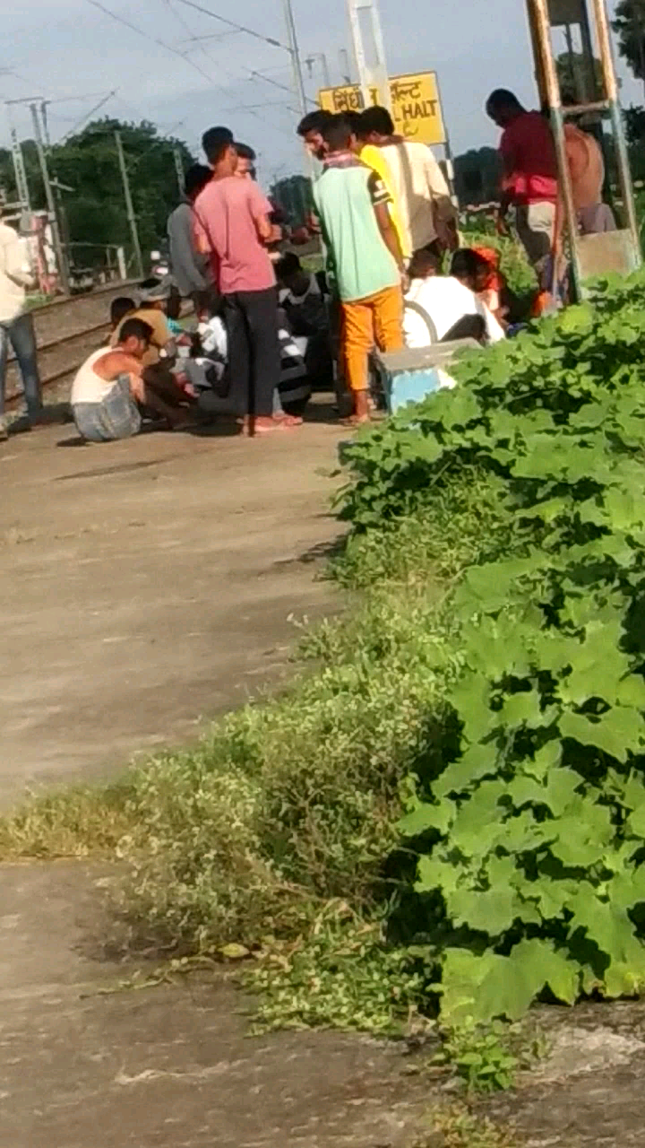 बेगूसराय: सिंघौल हाल्ट पे धरल्ले से खेला जाता है जुवा।अस्थानिये प्रशाशन के शिकायत के बाद भी।#dmbegusarai