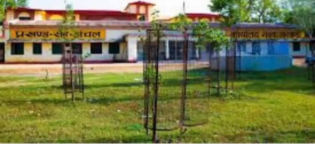 गढ़वा: कल्याणपुर गांव में ग्रामीणों ने श्रमदान कर की सड़क की मरम्मत, प्रखण्ड के अधिकारी ने नहीं दिया ध्यान #श्रमदान
