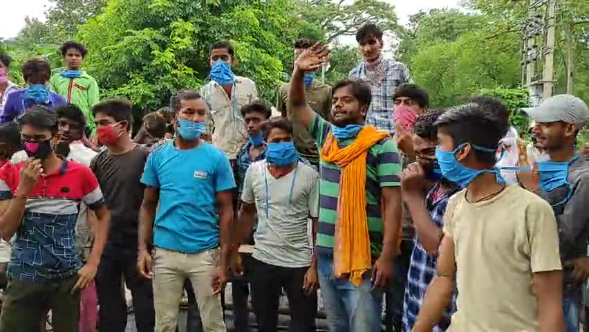 खगड़िया: स्कूलों की अवैध वसूली को रोकने के लिए छात्रों ने किया धरना प्रदर्शन। #bela #khagaria  #DMkhagaraia #dmkhagaria p
 #ssp
