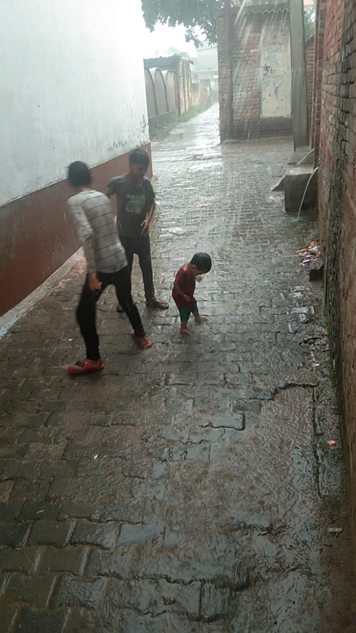 सियाना: barish  ka luft lete bache##baris#h