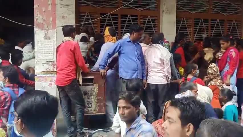 शिकोहाबाद: सिरसागंज में पोस्ट ऑफिस के बाहर सोशल डिस्टेंसिंग की उड़ीं धज्जियां, उमड़ी लोगों की भीड़ #सोशल_डिस्टेंस
