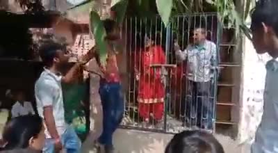 #सरकारी #स्कूल के #लेडी #टीचर के रोज लेट आने से नाराज गॉव वालो ने #स्कूल में ज़रा टाला सुनिये क्या बोली #शिक्षिका ने.....