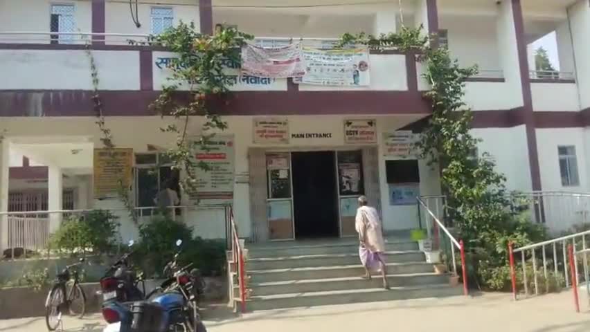 नारदीगंज: नारदीगंज PHC में डॉक्टरों द्वारा मरीज़ों व उनके परिजनों से कराया जा रहा सोशल डिस्टेंसिंग का पालन #सोशल_डिस्टेंसिंग