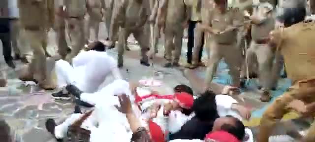 #राजभवन के सामने इस योगी सरकार ने सपाइयों के ऊपर लाठी बरसाई।