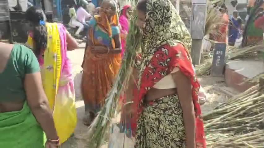 नरहट: नरहट प्रखंड में करमा पूजा को लेकर महिलाओं ने की खरीददारी #करमा_पूजा