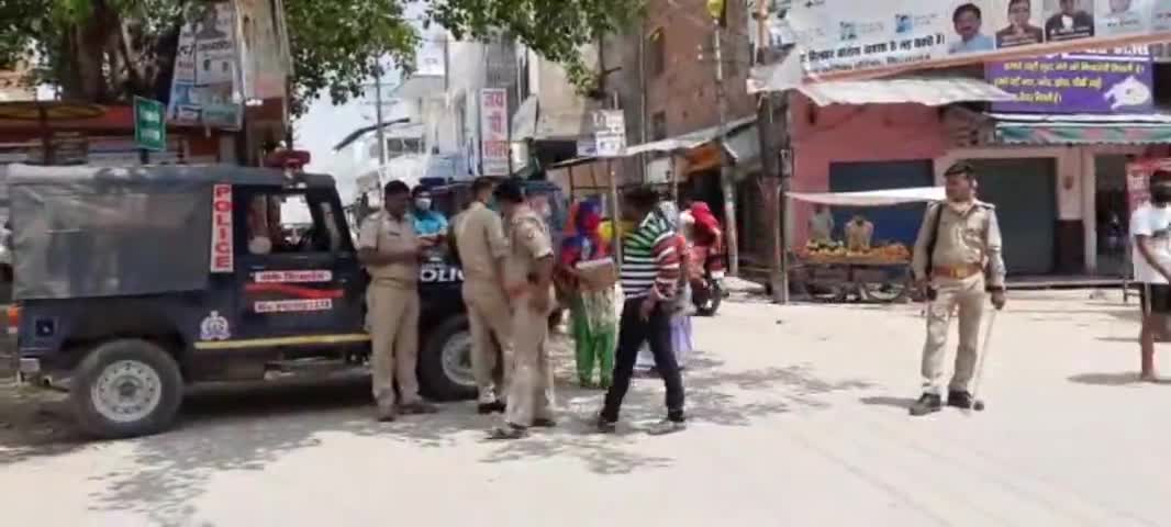 शिकोहाबाद: सिरसागंज के विजय चौक पर पुलिस ने दिखाए सख्त तेवर, बिना मास्क व हेलमेट के जा रहे दोपहिया वाहन चालकों के काटे चालान #सख्ती