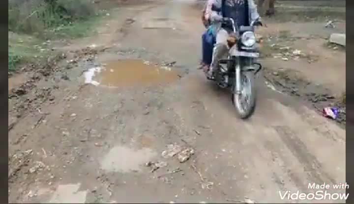 लखनपुर: ग्राम तुलना में सड़क पर गड्ढे होने से लोग परेशान। प्रशासन बेखबर#जर्जर सड़क