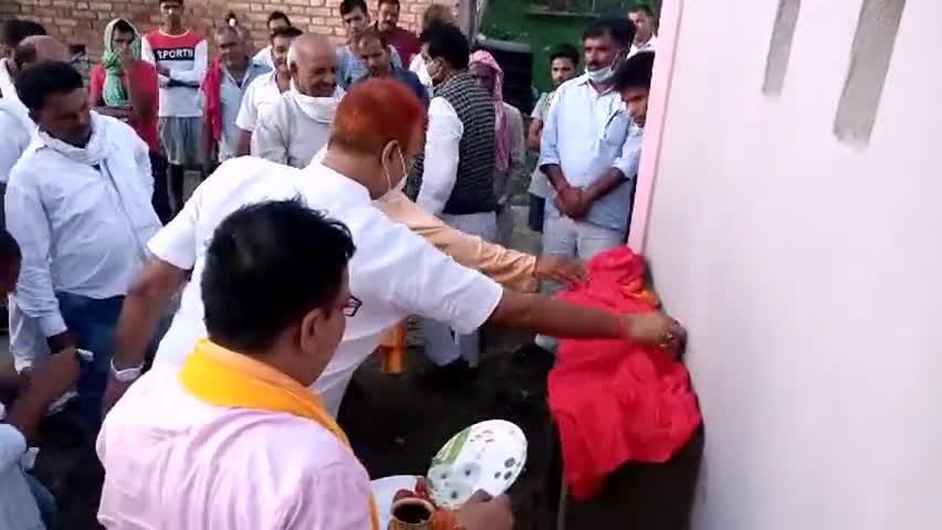 दरौंधा: बागौरा पंचायत में विधायक व्यास सिंह ने पूजा पाठ कर पीसीसी सड़क का शिलान्यास किया #विधायक #सड़क #शिलान्यास
