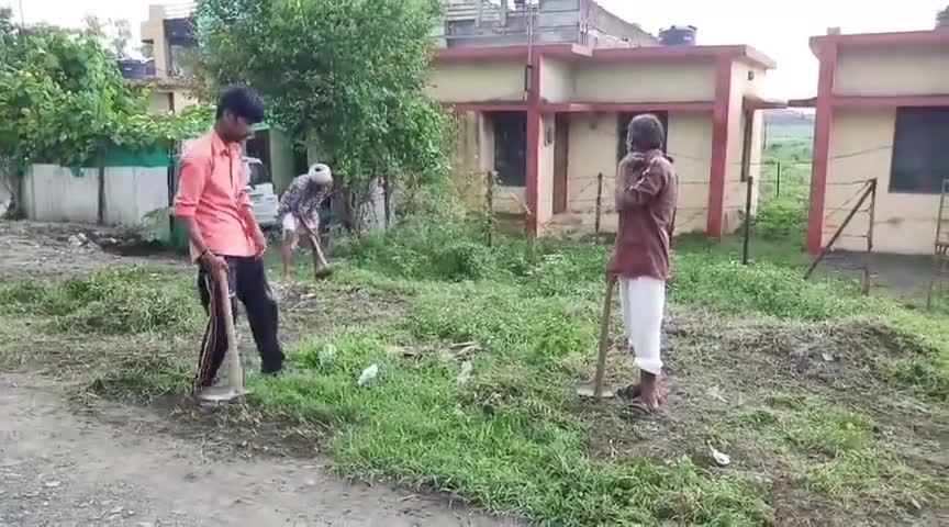 मेघनगर: मेघनगर नगर परिषद ने पूरे नगर में चलाया सफाई अभियान, कर्मियों ने बारिश में उगी घास और गंदगी को किया साफ #नगर_परिषद