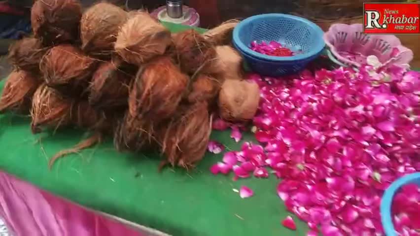 उज्जैन ग्रामीण: #उज्जैन : #गणेश #उत्सव को लेकर #चक्रतीर्थ श्मशान स्थित #दसभुजाधारी गणेश मंदिर में बड़ी संख्या में पहुंच रहे #श्रद्धालु