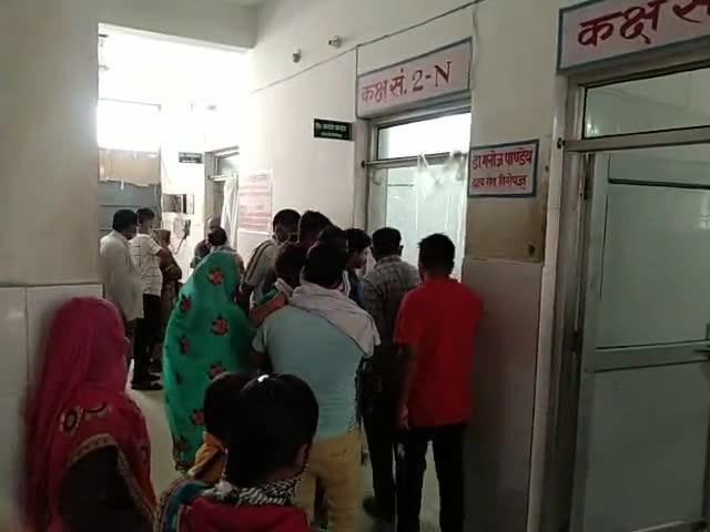 फर्रुखाबाद: लोहिया जिला अस्पताल में डॉ. चेंबर के बाहर लगी मरीजों की लंबी लाइन, नहीं हो रहा सोशल डिस्टेंस का पालन #सोशल_डिस्टेंस