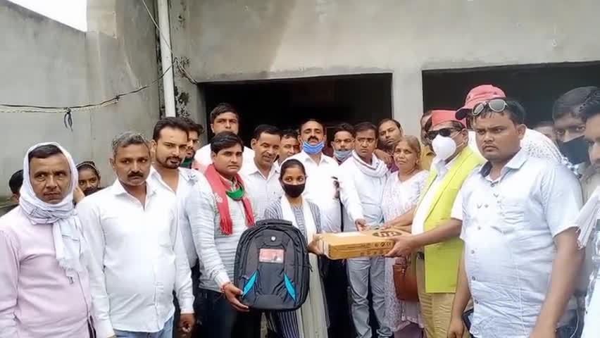 अखिलेश यादव जी द्वारा भेजे गए लैपटॉप सपाइयों ने जिले की टॉपर छात्राओं को लेपटॉप बांटे
#टेकपाल_कुशवाहा