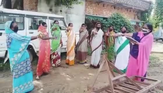 सतगावां: पंचायत ईटायं का ग्राम ईटायं में #पोषण माह कार्यक्रम करते हुए। अं• केंद्र लोहार सेविका मीना देवी एवं अन्य ग्रामीण लोग।