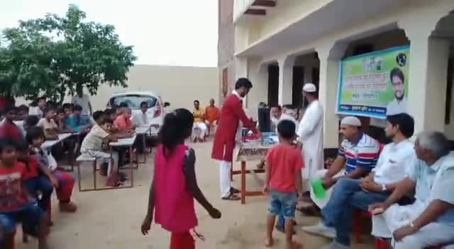 #Education_for_all मुहिम के तहत दुर्गावती प्रखंड के करारी गाँव मे क्विज़ कंपटीशन में सफल हुए बच्चों को मैडल दिया गया।