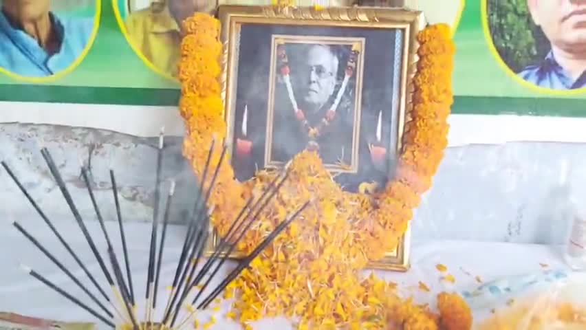 चंदनकियारी: चन्दनकियारी प्रखंड कांग्रेस कमेटी ने पूर्व राष्ट्रपति प्रणब मुखर्जी को दी श्रद्धांजलि #कांग्रेस #प्रणब_मुखर्जी