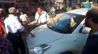 कटनी नगर: मुड़वारा : #मिशन चौक में हो रहे #ओवरब्रिज निर्माण में लपवारही बरती जा रही है एक रोड गाड़ी पर गिरी और #प्रशासन बेपरवाह