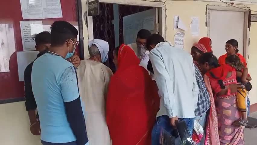 गढ़वा: जिला समाहरणालय में राशन कार्ड में नाम जुड़वाने के लिए उमड़ रही है आम लोगों की भीड़ #राशन_कार्ड
