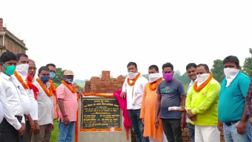 मांडू: दिगवार में नगर परिषद अध्यक्ष व उपाध्यक्ष ने ₹59 लाख की राशि से बनने वाले कालीकरण पथ का किया शिलान्यास #नगर_परिषद