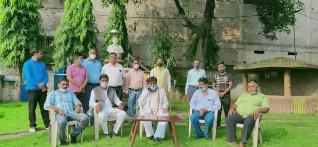 गढ़वा: पूर्व विधायक ने शहर के तिवारी रेस्ट हाउस में जिला पब्लिक स्कूल एसोसिएशन को बांटी आर्सेनिक एल्बम-30 दवा #दवा #वितरण