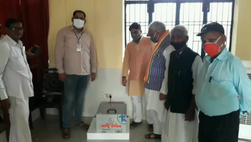 बीघापुर: पूर्व सांसद अन्नू टण्डन ने बीघापुर तहसीलदार को भेंट की फाइलों को सैनिटाईज करने वाली मशीन #पूर्व_सांसद