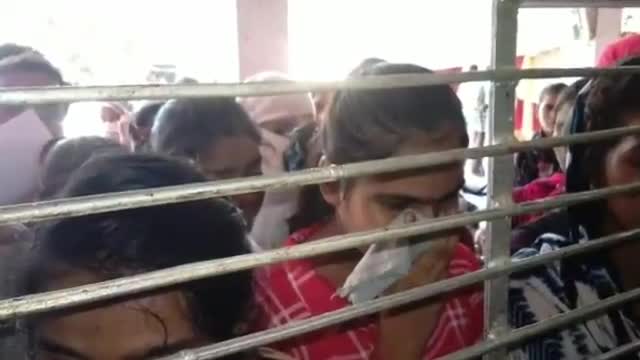 आलापुर: देवरिया स्थित डाकघर पर उड़ाई जा रही है सोशल डिस्टेंसिंग की धज्जियां, लोग नहीं कर रहे निर्देशों का पालन #सोशल_डिस्टेंस