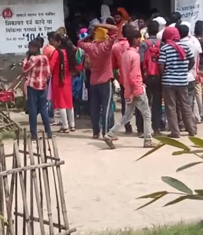 नुआंव: नुआंव ब्लाक में नहीं आते टाइम पर आधार कार्ड बनाने वाले #आधार बनवाने के लिए उमड़ी भीड़ ﻿
