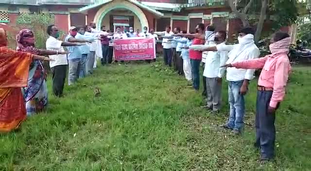 मधेपुरा: आज पुरे राज्य में #शिक्षकों ने सरकार द्वारा घोषित#सेवाशर्त और #चाइनीज वेतनमान का विरोध किया और राज्यकर्मी का दर्जा मांगा