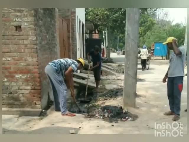 भोगांव: नगर पंचायत भोगांव के रेलवे स्टेशन रोड स्थित नाले नालियों की कराई गई साफ-सफाई #रेलवे #नगर_पंचायत