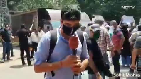 #ताली और #थाली पीटने की अपार सफलता के बाद अब
पीएमसी बैंक के खाताधारकों द्वारा #छाती पीट कर सरकार को जगाने का प्रयास