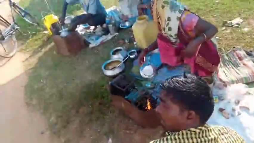घाघरा: #घाघरा बाजार के ये हालत खुले आम में बिक रहा है यहां पे हंडिया दारू लोग बिना डरे खूब पी रहे है 
वो भी बिना दूरी बना के