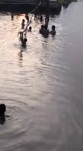 दुधि: ग्रामीणों ने आत्मनिर्भर होकर टूटे पुल में बास बल्ली के सहारे बना दिया आवागमन की व्यवस्था।
#जिम्मेदार कौन ?
#जोखिम #पुल