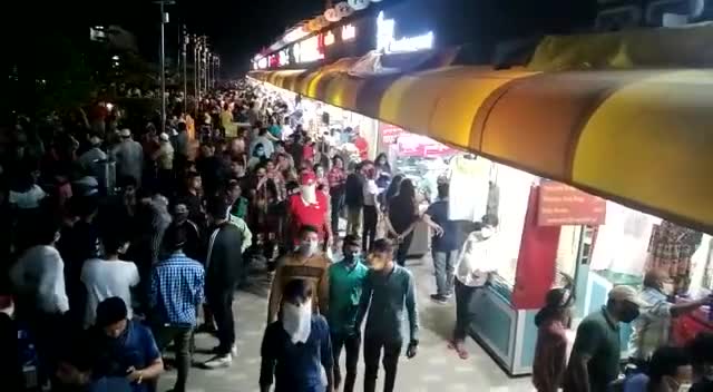 इंदौर: इंदौर। 56 दुकान मार्केट में अपार भीड़। 
महीनों बाद व्यंजनों का लुत्फ लेने पहुँची शहर की जनता।
#lokjungnews