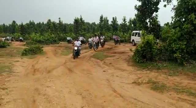 चकाई के अत्यंत नक्सल प्रभावित क्षेत्र फतेहपुर में भ्रमण के दौरान जदयू नेता सुमित कुमार सिंह जी का काफिला...
#live_news