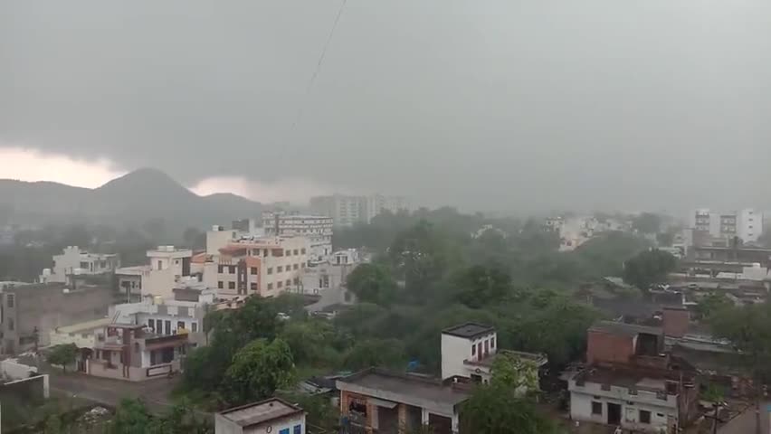 गिर्वा: रविवार को फतेहसागर झील के ओवरफ्लो होने के साथ साथ हो रही है झमाझम बारिश।
#डबल खुशियां#FS 
https://youtu.be/p_4aEwysiLQ