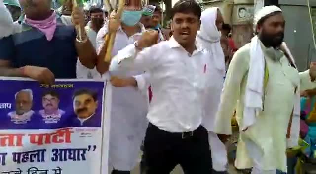 मोतिहारी 
#शिक्षा_सुधार- #बनाये_बटन_दबाने_का_पहला_आधार ।
चरखा पार्क से ग़ांधी चौक मोतिहारी तक मशाल जुलूस निकाला गया है,