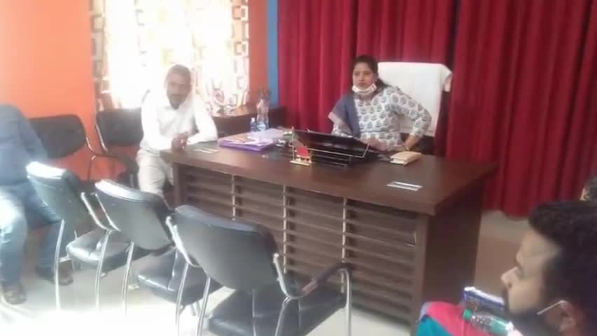 पिथौरागढ़: डीडीहाट कार्यालय में ब्लॉक प्रमुख बबीता चुफाल ने विकास अधिकारियों और जनप्रतिनिधियों के साथ की बैठक #ब्लॉक_प्रमुख
