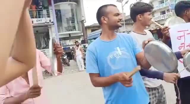 बढ़ती बेरोजगारी व निजीकरण के ख़िलाफ़ हल्ला बोल
 युवाओं ने विरोध में थाली-ताली बजाई
#RojgarDo #बेरोजगारी