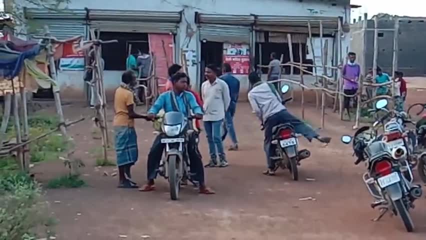 सरकार की गाइडलाइन की धज्जियां उड़ा रहे नगर पंचायत डभरा के देसी मदिरा व अंग्रेजी शराब दुकान #कोरोना #नगर_पंचायत