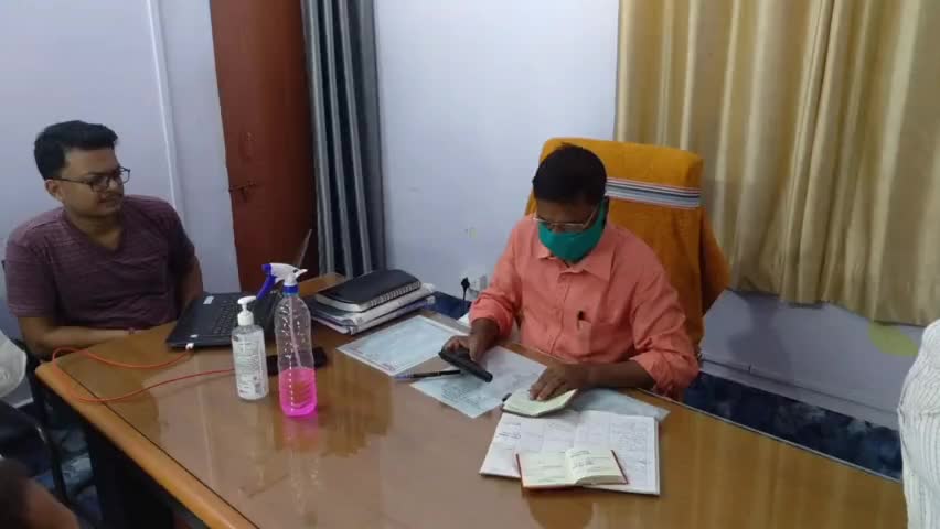 गोगरी: गोगरी एसडीओ ने अपने कार्यालय में किया पिस्टल, रिवाल्वर और लाइसेंस का सत्यापन #एसडीओ